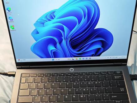 等等党的胜利,联想来酷Pro14 2025 轻薄本的拆箱。它对标机械革命(鸡哥)无界14X Pro,这两款都是今年很火的轻薄本,都是同一颗U。联想来酷Pro14 2025搭载了4纳米标压锐龙R7-H255处理器(其实就是R7-8745H的马甲,也就是阉割了NPU的R7-7840H降频版), Zen4架构,8大核16线程,最大睿频4.9GHZ,AMD祖传的Radeon 780m核显,12核GPU,2.6GHz核显核心频率,稳定性能释放可达65W。这机子给到了32GB大内存,很良心了,虽然不是板载,是插拔的,但也很够意思,DDR 5600双通道内存,配1t储存,1tb的固态硬盘。整机180°开合,2.8K高分辨率屏幕,120HZ高刷,最大亮度400尼特,100% sRGB高色域,全DC调光无频闪,雾面抗眩光处理,屏幕素质也很好。支持OCulink外接独立显卡,可连接一个扩展坞,插上外接显卡,可秒变游戏本,畅玩3A大作,这在笔记本上比较少见,也比较实用,给个好评。80W高密度大电池,100W氮化镓tape-c配置器,配指纹识别。1.48公斤机身重量,还有联想作为1线大厂遍地的可靠售后服务网络支持。扩展方面是3A+2C接口方案,3个A口,两个C口,也很实用,好评。这机子有锐龙和酷睿两个版本,我是为了更强的综合性能,选了锐龙版,因为这颗R7-H255是比Ultra 5 125h性能释放更强。这机器美中不足是散热方面,酷睿版多了一根热管,理论上散热效能比锐龙版更高,但瑕不掩瑜。售价方面还有20%国补,不过前提是你能抢到啊。这机子我挺喜欢,A面、D面金属,质感挺好,配置也都给到了,确实是性价比之王,极致小钢炮,今天先开箱,具体使用体验等我先用一段时间再说吧 #来酷Pro14 #笔记本电脑 #电脑知识 #电脑开箱 #轻薄本