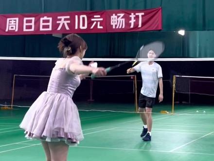 #打羽毛球女生 #反差 #杀球 #羽毛球 #李炳毅 我认证 他好猛!@赫宇呀
