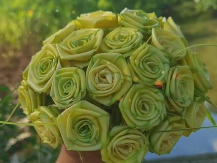 一束花的仪式感,七夕快到了,快来折一束草编玫瑰花送给ta,或者艾特ta给你做。 #玫瑰花教程 #创作灵感#棕编玫瑰 #七夕乞巧节