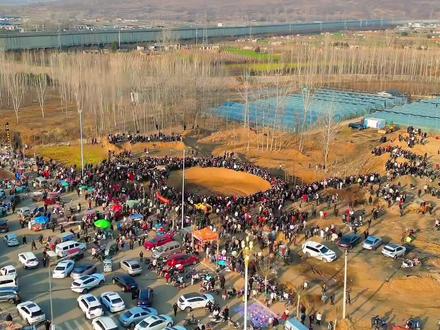 最近很火的地方,人多车多!#鲁山 #航拍