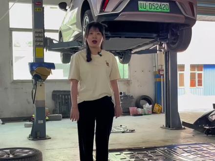 比亚迪海豚。底盘下护板安装。给爱车加一层保护。省去不必要的花费。所有车型均可安装。欢迎咨询了解!#汽车保养与维修 #专业的事交给专业的人