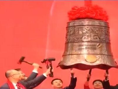 冲击IPO!国产存储巨头长江存储启动上市辅导 国产存储双雄加速登陆A股
5月19日,证监会官网公示长江存储IPO辅导备案报告,这家国内唯一具备完整闪存产业链能力的IDM企业,正式启动上市辅导,辅导机构为中信证券与中信建投。
长江存储成立于2016年,注册资本高达178.2亿元,无控股股东,第一大股东湖北长晟持股约26.5%。核心产品涵盖3D NAND闪存晶圆、颗粒及消费级和企业级固态硬盘。
值得注意的是,5月17日长鑫科技也提交了更新后的招股书。两大国产存储龙头相继提速上市,将系统性拓宽半导体核心制造环节的资金实力,对加速关键技术攻关意义深远。
当前存储市场正因AI发生结构性变化。HBM高带宽内存和大容量企业级SSD需求暴增,叠加原厂严格控产带来的供给收缩,存储供需紧缺格局持续。机构预测,2026年二季度全球NAND和DRAM合约价将环比双位数上涨,存储板块已进入业绩集中释放期。
国产存储双雄齐冲刺,半导体设备材料厂商也将深度受益。#长江存储 #芯片封装 #半导体设备 #真空回流炉
