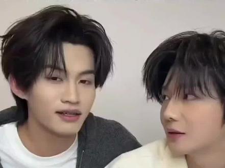 普普在解释的时候,云旗的手就没离开过普普,哈哈哈😂😂😂