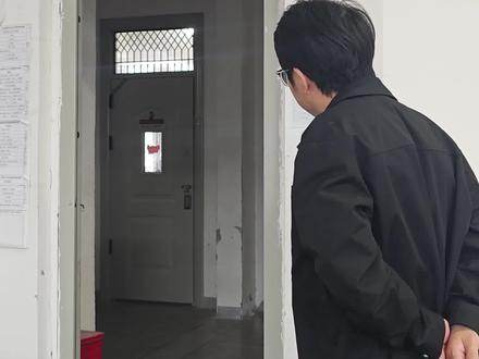 四个人迟到了,班主任只让他们三只脚进教室,看一下他们怎样想办法进教室#高中生活 #师生日常 #班主任视角 #校园生活