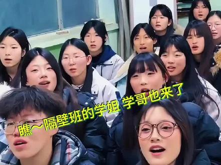 于浩东一扫《我正年少》爆火🔥后,隔壁班的老师点名要他现场“露一手”小孩哥上台一开嗓再次震惊众人校长没想到一次迟到就成了全校名人了!#校园好声音 #教室唱歌 #庄众版我正年少