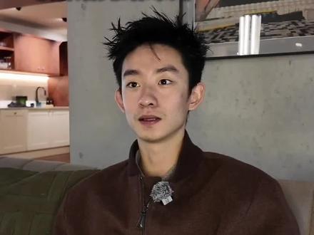 吴宜泽成长经历和丁俊晖相似,第一次跟随父亲接触台球就喜欢上了,冠军离不开父母的托举#吴宜泽