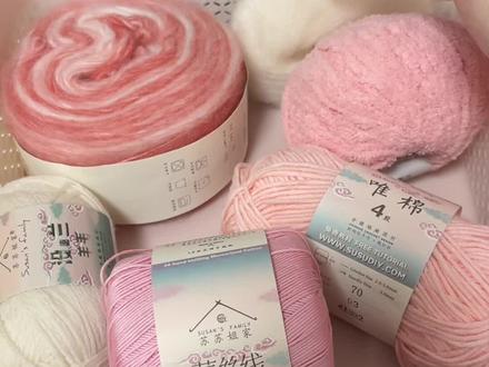 钩织新手必看|毛线篇
材质合适的毛线才能钩出更好的作品,新手可以看看这份毛线选择攻略!
1.看材质:棉线用途广泛,颜色丰富,常见的有4股和5股,价格相对适中,但是不同品牌因为质量不同,价格也略有差异,我个人品牌忠诚度较高,我的4股棉基本都是苏苏姐家的,其他他线材如喷毛纱、或亚麻天丝等价格可能略高些;
2.看执行标准:看是否可以直接接触皮肤,很多人会给宝宝钩玩偶,建议选A类,钩花卉等要求可低些;
3.看是否支持机洗烘干:如果钩衣服,因为需要洗涤,最好选择可以机洗的线材,还要考虑是否支持水洗,比如羊毛线可能会缩水毡化;
4.适合钩针or棒针大小:新手一般钩针不多,最好选择符合现有钩针或棒针的线材;
5:看原图解建议线材:自行配线可能导致成品失败,特别是大件,一定要参考原作者使用线材。
#我的手工作品 #玩毛线 #蔡蔡的钩织笔刷 #毛线钩织 #爱生活爱编织