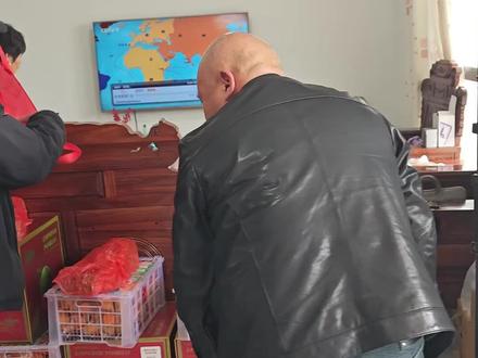 五弟送了一些礼物给四哥哥。#商朝阳#寻亲#正能量传递 #