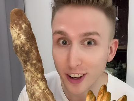 给你们介绍法国法棍,看看多“危险”!哈哈其实法棍很好吃,今晚教你们吃法棍!有别的推荐吗? #法棍 #歪果仁