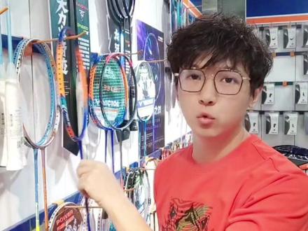 大小铁锤傻傻分不清楚#,一条视频告诉你怎么选😃😃#羽毛球装备 #大铁锤 #小铁锤 #羽毛球拍怎么选