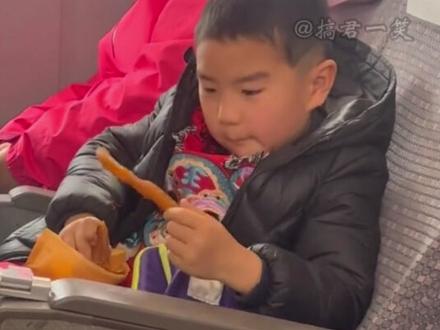 给我吃一个我是大学生,小时候跟别人要东西吃的那批人长大啦 #大学生日常 #社牛 #搞笑视频 #小朋友 #专治不开心 @DOU+小助手