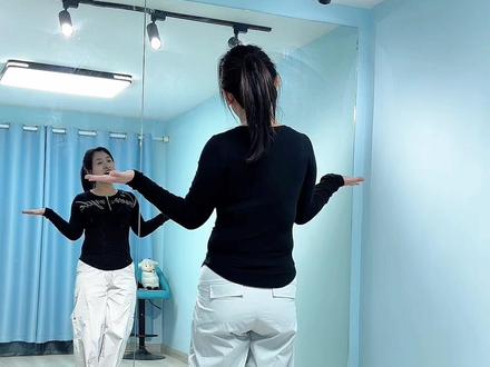 #受伤的是我 #背面慢动作分解 #简单易学舞蹈 #最潮广场舞 @DOU+小助手