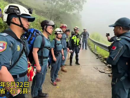 一方有难·八方支援 绵阳蓝天救援队派遣3名队友代表四川省域蓝天救援队伍参加光之使命综合救援技能国际挑战赛,5月21日出发前往常德途中接指挥部指令四川省域蓝天参赛队伍整体转战湖南常德石门县营救被困群众,目前任务还在进行中…#蓝天救援队#绵阳蓝天救援队 #抗洪抢险进行时