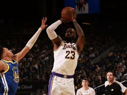 詹姆斯湖人三分破一千个,队史第二,要是在湖人打20年,能破三千了吧#詹姆斯湖人三分破千 #湖人三分纪录 #科比三分