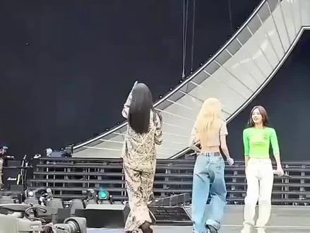 #文娱 #lisa #时尚 #娱乐圈 #娱乐八卦
Lisa回应恋情:舞台之外,渴望平凡
在娱乐圈的繁华喧嚣里,明星们的生活始终被大众瞩目,尤其是感情生活,一举一动都能掀起舆论的惊涛骇浪。最近,韩国女团BLACKPINK成员Lisa,就因对与LVMH集团三公子恋情的回应,成为大众热议焦点。
从2023年开始,Lisa与弗雷德里克·阿诺特的恋情传闻就没停过。两人多次被拍到一同出游,巴黎街头的甜蜜漫步、希腊海岛的惬意度假,每一次同框都引发粉丝和媒体的疯狂揣测。2024年,Lisa社交平台上的情侣手表照片、新歌里疑似暗示恋情的歌词,让这段传闻热度飙升。到了2025年情人节,弗雷德里克奔赴泰国与Lisa共度佳节,两人手牵手逛街、吃饭,Lisa母亲的现身,更是被网友们猜测是“见家长”,把恋情传闻推向高潮。
面对这持续两年、备受关注的跨国恋情,Lisa在采访中终于做出回应。她表示只想低调处理,渴望像普通人一样生活,不希望自己的生活细节被大众完全知晓,觉得没必要把感情生活的点点滴滴都向全世界分享。这样的回答,看似出乎意料,实则在情理之中。身为顶级流量艺人,Lisa长期活在聚光灯下,舞台上的她光芒万丈,可也正因如此,个人隐私被不断压缩。
这一回应引发粉丝和网友的热烈讨论。支持她的人觉得,明星也是普通人,有权守护自己的私人生活,Lisa对隐私的保护值得尊重,大家更应关注她的作品和舞台;也有人质疑,她和三公子此前高调互动,与如今“低调”的回应有矛盾,怀疑她是在为未来婚姻做铺垫。
在信息爆炸的时代,公众对明星隐私的窥探欲越来越强,但我们也该尊重他们的隐私。希望大家关注Lisa时,多聚焦她的艺术创作,让她在音乐道路上少些外界干扰,继续为我们带来更多精彩演出和优质作品。