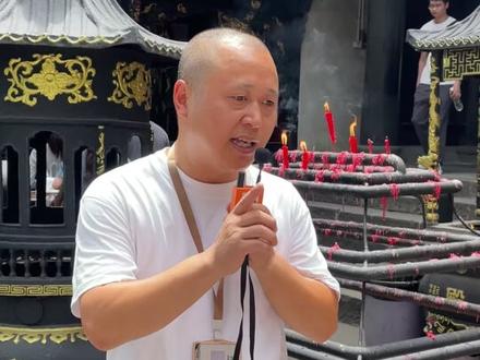 一天玩完青城山都江堰?懒人版路线老人小孩都能走 07:30成都出发,09:00直达青城山
两种玩法自由选,舒服不费腿
✅轻松款:观光车+游船(自选)+索道往返(自选),2.5-3小时登顶老君阁
✅深度款:观光车+徒步上山打卡西游取景地,索道下山(自理索道),沉浸式感受道教文化
.
下山打卡网红钟书阁
午餐按人数安排私餐
午后逛仰天窝巨型熊猫打卡点
.
下午逛都江堰,听讲解读懂千年水利智慧
鱼嘴、飞沙堰、宝瓶口,感受古人逆天工程
傍晚逛灌县古城,19点邂逅南桥蓝眼泪,氛围感拉满
.
19:40返程成都,一天玩遍两大核心景点
门票+交通+午餐+讲解+保险+观光车一价全含
2-8人精品小团,纯玩无购物,省心又舒服
.
#成都旅游 #青城山都江堰 #成都一日游 #成都周边游 #都江堰蓝眼泪
