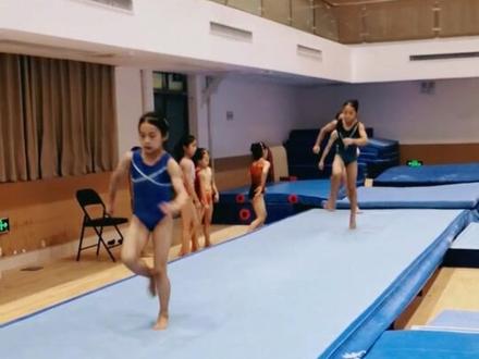 体操训练一般从4、5岁开始,各地市业余体校基本都有业余体操培训,有兴趣的家长可以在当地咨询一下!