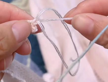 手工编织的三角披肩围巾狗牙边的收边教程。#棒针编织