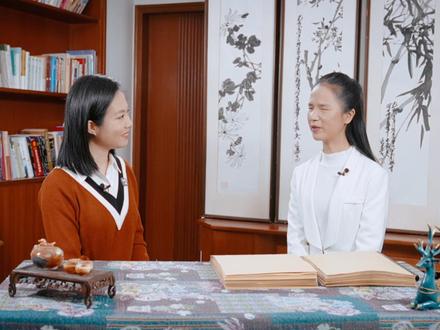 《新闻联播》主播宝晓峰拜访“小师妹”董丽娜, 聊过去一年的变化,谈新年的计划和期许。两位还合体朗诵《我喜欢出发》送给大家,新年伊始,我们重新出发!#主播说联播