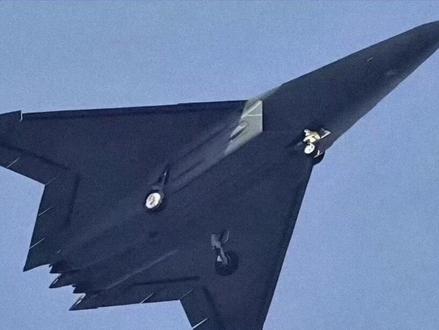 歼-50二维喷管震撼亮相,美媒意外中国六代机,颠覆空战格局 #抖音热评