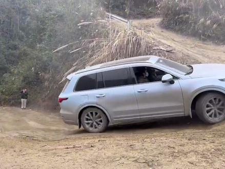 #理想one成佛坡事件 这是接近完整的视频,应该世界不会有第二个车企,因为车主这种操作,致使车辆损坏,还会质保,#成佛坡理想one车主 #成佛坡理想one 没有要,厂家报销费用,我和家人内心过意不去,自己觉得车辆故障。跟我们操作关系很大,在事件并没爆出来,理想积极的处理了售后,超出我个人预期,网上事件#火了以后,理想方面并没有联系我,让我说违背事实的声明,也没有给我一分钱,让我为他们办事维护声誉。