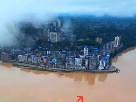 要是不下雨,这里就是绿水青山,充满着人间烟火的小城镇,古色古香#我为家乡代言 #无人机航拍 #乡村振兴 #旅行推荐官 #依山傍水