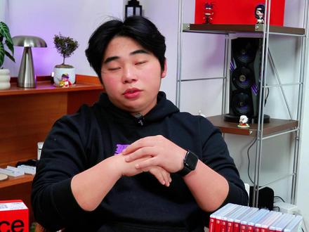 中端机性能王炸?一加 Ace 6T 评测,这次刀法精准! 一加 Ace 6T用了两周,它把所有的技能点,都加在了两件事上:
1. 狂暴性能: 骁龙8 Gen 3满血输出,实测游戏帧率稳如直线,机身只是温热。
2. 续航快充: 大电池+150W闪充,彻底告别电量焦虑,早上洗漱就能回血。
但代价是? 它的影像能力做了平衡,够用但非顶级。这就是一台目标极其明确的“性能僚机”和“续航终结者”。
你会为了极致的性能和快充,接受一个不完美的摄像头吗?
#一加Ace6T #数码评测 #手机测评 #学生党手机 #游戏手机