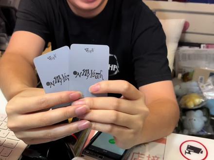 轰轰烈烈的一场大抽卡,二选一幸运卡in🇭🇰线下店,年末了也let‘s winwin~with@根本图图不完 feat专辑店偷笑老板🤝#wayv #kpop小卡 #抽卡 #董思成 #追星日常