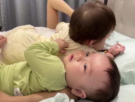 大家帮我看看我是不是多余的@对涵涵心动 @爱吃泡面的羊 @小羊今天吃什么 #混血宝宝 #龙凤胎日常 #萌娃
