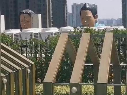 常州一商场楼顶惊现诡异人头雕像,网友发帖称被“盯”到发毛,商场回应:已经存在十年,目前未收到投诉