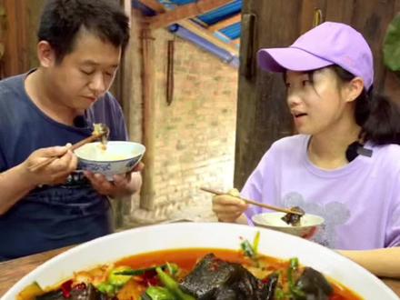 妹妹买了条人工养殖娃娃鱼,第一次做这种稀奇食材!说真的真没有心里想的那么好吃#乡村守护人 #农村美食 #我的乡村生活 #新农人2022