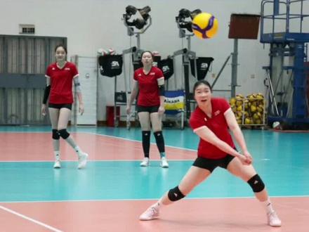 中国女排世联赛南京站大换血!全员新人开启新征程
5月30日,中国女排全队抵达南京,进入赛前封闭备战,备战6月3日打响的世界女排联赛南京站。眼下队伍处境特殊,教练组也定下了破釜沉舟、全力锻炼新人的目标。
由于主力主攻吴梦洁伤停、李盈莹暂未归队,球队果断开启阵容大换血。结合集训情况,本次南京站14人参赛名单基本浮出水面。主攻派出庄宇珊、董禹含等四名年轻选手,组成全新进攻组合;副攻清一色潜力新星,老将王媛媛选择轮休;接应、二传位置也全部启用新生代球员,龚翔宇、刁琳宇等老将缺席,自由人则由倪非凡、朱星辰两位实力派小将坐镇。
此前和捷克的热身赛,基本敲定了球队首发七人。这套阵容全员都是00后,平均年龄仅20.9岁,还有两位2009年出生的小将,青春气息十足。
首发主攻庄宇珊一传和防守扎实,是队伍攻防核心,董禹含发球冲击力十足。副攻陈厚羽大赛经验丰富,拦网亮眼,16岁新星郭中楠、天赋出众的王奥芊也都有机会登场。接应位置主打杨舒茗,她身体条件出众、技术全面,发展潜力可观。二传由张籽萱担纲,倪非凡镇守后排防线,全队彻底完成新老交替。
放手启用新人,既是无奈之举,也是教练组着眼未来的战略布局。按照规划,老将们暂不出战前期赛事,专心休整蓄力亚锦赛。南京站的每一场比赛,都是为巴黎奥运周期打磨人才。
这支年轻的女排强攻能力尚有不足,但队员们敢打敢拼,坚持快变战术。以新人为主的队伍迎难而上,纵使前路充满挑战,这群年轻小将也让球迷看到了中国女排崭新的希望。#女排