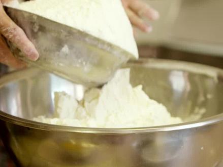 跟着我做好吃的烧饼,让你一饱口福。#美食制作 @抖音小助手