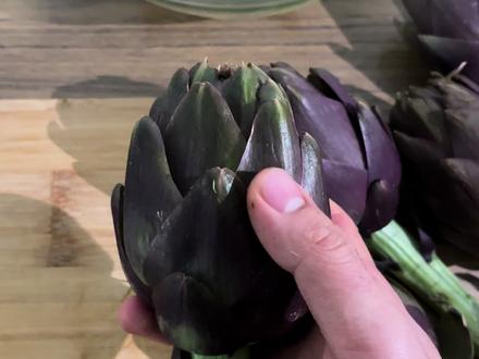 🇮🇹 罗马风味洋蓟|Carciofi alla Romana
春天一定要吃一次的罗马经典菜!
一刀切开,层层叠叠像花一样🌸
清香、微苦、回甘,越吃越上头~
罗马人最爱的做法就是少配料、重香草
让洋蓟本身的味道站C位✨
不油不腻,配面包直接一整个满足~
⸻
📝 配料 Ingredients
•洋蓟(罗马洋蓟) 4个
Carciofi romaneschi ×4
•大蒜 2瓣
Aglio ×2 spicchi
•欧芹(切碎)
Prezzemolo tritato
•薄荷(灵魂!)
Mentuccia romana / Menta
•特级初榨橄榄油
Olio extravergine d’oliva
•盐
Sale
•黑胡椒(可选)
Pepe nero (facoltativo)
⸻
💡小tips:
✔️ 去叶一定要狠,留下最嫩的心
✔️ 薄荷才是罗马风味的关键
✔️ 小火慢炖,才会软糯回甜#美食分享 #留子做饭 #罗马 #意大利 #美食趣胃计划