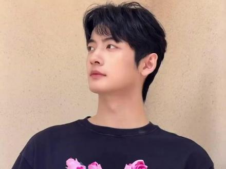 周也男友被扒出疑似是00后新人演员周皓崎。 #娱乐评论大赏