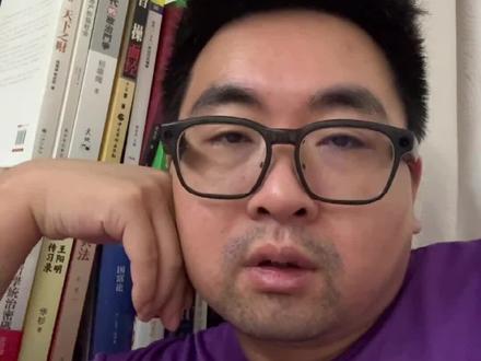 算力租赁的底层逻辑 很多人都在讲算力租赁,但是都讲的比较片面,因为我一直在投资和研究这个板块,我尝试用通俗的语言讲清楚这个赛道它到底好还是不好。我先说一个结论,算力租赁不是一门短期的生意,它是AI时代下专业化分工的必然产物。本质上,算立租赁和我们生活中常见的租写字楼、出租车、租设备逻辑完全一样,有重资产投入能力,有资源壁垒的人负责砸钱建基础设施,有研发需求、有业务需求的公司选择轻资产的租用模式,各赚各的钱。还有人会疑惑,腾讯自己、阿里这些巨头,随便掏个几十上百亿的不能,为什么不自己建算力中心,要去出别人家的算力?这里我先给你更正一个观点,他们确实都自己建了,但是算力的需求波动是很大的,全部自建的话,就会造成很大规模的闲置和浪费。我打个比方你就能懂了,你们单位有100个外勤业务人员,公司绝对不会配100台车,可能配10台车,但是当车不够用的时候,是允许员工打出租车,然后回去报销的,这一说你就明白了吧?然后再回到现实的实际情况,海外高性能的算力卡仍然是实行配额供货,不是有钱就能买得到,大厂往往面临着合规问题,那么就只能通过租赁的方式去向有能力拿到算力卡的公司采购算力租赁服务。说到这里呢,是不是又有人会认为,一旦美国那边放开了高端芯片的管控,是不是就利空了整个行业?这个观念也是错的,我拿美国来举例子,因为他对美国的企业是没有任何的销售限制的,但是美国一样也有算力租赁的上市企业。比如说科威夫,还有里比乌斯,市值都是500多亿美金,为什么呢?因为算力的需求是波动很大的,不会有任何一个企业为了去配置顶峰的需求,然后承担闲暇时间资产带来的贬值。第二个是因为更多的中小公司没有办法、没有实力去自己建算力中心。最后我们再来说一下算力租赁到底卖给了谁。这里就要分个类了,第一类是顶级大客户,比如头部的大模型公司,字节、腾讯、阿里这些互联网巨头。那么第二类呢,就是正处于高速增长期的客户,比如自动驾驶、生物医药、金融、量化这些公司。当然还有一些AI应用的企业,比如说科研机构啊等等,那说到这里,我给大家总结一下,算力租赁是人工智能高速发展下不可或缺的一环,它就相当于是生活中的水电煤这些基础设施行业,最终可可能会淘汰,也肯定会淘汰那些指导卖芯片的,然后会流出那些有电力、有运维能力,有大客户长期协议的头部寡头。今天就分享这么多#算力租赁#英伟达#字节跳动 #腾讯#阿里