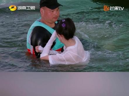 #女老板和员工互换身份秒败 在这场别开生面的职场类闯关节目中,我们的女老板派小轩答应与自己的员工来一场身份大反转——她亲自上阵挑战关卡;而员工则坐上老板椅,体验一番“老板”的惬意生活。但没想到的是,平时运筹帷幄的女老板在赛道上却有些手忙脚乱。 面对赛道上的机关与障碍,她虽竭尽全力,却仍然秒速落水。