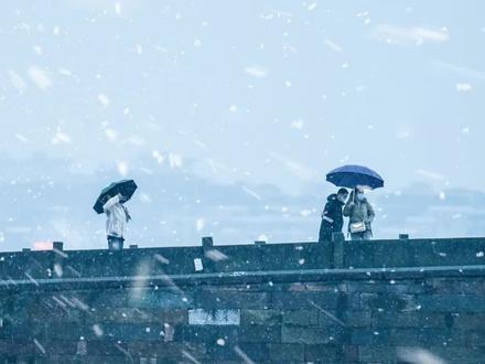 杭州最强寒潮来袭!今晚起有中到大雨或雪!主城区将有积雪 #杭州下雪 #降雪 #寒潮 #暴雪 #雪