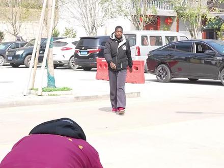 买了两根大鸡腿,今天做酱油手撕鸡吃~肉质鲜嫩,配以酱油的独特调味,浓香四溢,鲜咸适中,好下饭!#跟着rose学做菜 #乡村守护人