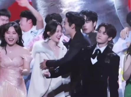 王鹤棣孟子义连续2次跨年拥抱,孟子义捂脸害羞,太好磕了