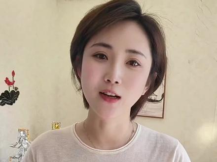 老规矩:老人下土的时候在场所有人都不能说话更不能喊别人的名字。出殡送走去世的老人返回时不能回头看
老人本是家中龙越是偏谁,谁越穷。越有本事的人越容易断香火、越没本事的人反倒人丁兴旺。家有丧事,当年不办喜事。未婚男青年坚决不能抬棺。有福之人:婆家不做大嫂,娘家不做老大,孩子不生三#真实生活分享计划 #老规矩 #传统习俗文化 #手工折纸 #老人下葬