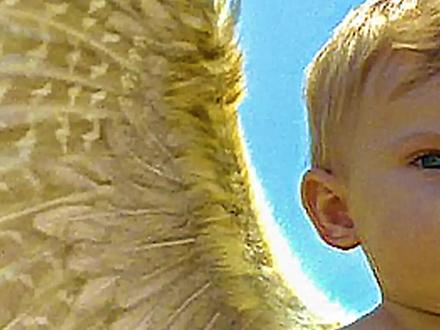 小婴儿背后长出鸡翅膀,用绳子牵着才不会飞走 #瑞奇#我的观影报告 #宅家dou剧场 #萤火计划