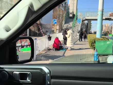 刷到辽师门口卖山楂糕的奶奶,心里一下子就揪紧了。听说她身体不好,儿子还有心脏病,只能靠着在寒风里摆摊挣点家用。姐姐二话不说就开车带我过去。远远看到那个佝偻的身影,裹着厚厚的棉衣,头上戴的那顶旧绒帽,和我离开好多年的奶奶戴的那顶,简直一模一样。一瞬间,记忆翻涌上来,鼻子酸得不行。走近了才发现,奶奶的手冻得通红,我和奶奶唠着了几句家常,付钱的时候,奶奶一个劲儿说“谢谢”。我和她说“注意身体奶奶,我会常来光顾的。”回来的路上,车窗外的风呼呼地吹,我忍住不往下掉眼泪。我想起了我的奶奶,想起这个为生活奔波的奶奶,也想起那些善良的大学生。有人说共情能力强是种天赋,我倒觉得,这是能感受到人间疾苦,也能接住世间善意的温柔。这是老天给的温柔,让我能看见这份不易,也能献上一份微薄的力量。只希望奶奶能早点卖完,早点回家,在暖烘烘的屋子里歇歇脚。也愿这群善良的大学生永远赤诚,永远明亮。#辽宁师范大学