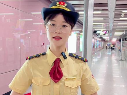 你知道安检机上为什么要挂一层黑色帘子吗?
#广州地铁