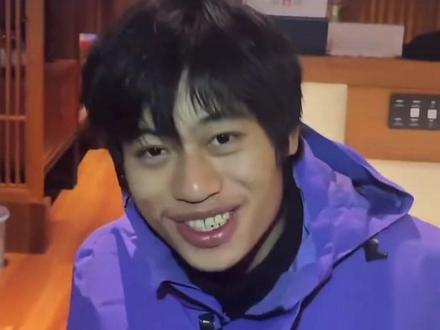 林北洗完“轻100斤”,文车车被喊“还是脏的帅”,张家界荒野求生14位选手进入决赛圈,选手们下山洗漱后再出镜,网友直呼认不出#林北 #荒野求生 #文车车