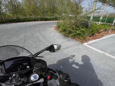 春风500sr试驾简评,你们更喜欢张雪500rr还是春风呢? #张雪 #张雪500rr #春风500sr #春风动力 #试驾评测