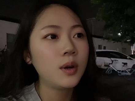 我原来很大方,重情重义,对谁都不计较,爱分享,抢着买单,看到谁有困难了都会主动去帮助,可是我慢慢也讲究你来我往,开始计较得失,不再没心没肺,不是我变得自私奸诈,而是我在低谷和教训中明白,真诚只能换算计,分享只能换来嫉妒,大方只能换来理所当然,人心换不来人心,自己越是吃亏,别人越会得寸进尺,明白了人情冷暖和残酷的现实,成熟是被一个个耳光打出来的。#人性的丑恶 #扎心现实 #情感 #人情世故的现实