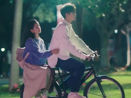 #想把张婧仪锁在自行车后座 这就是独有的青春校园氛围感啊!#陈飞宇张婧仪单车校园氛围感 #点燃我温暖你 #陈飞宇 #张婧仪