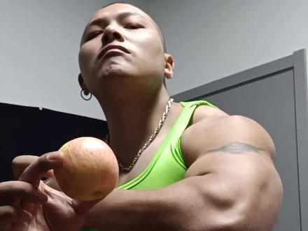 挑战捏碎苹果 如果失败都给我取消关注,如果成功加号 爱心支持一下 感谢
#男友臂 #健身 #腕力 #功夫 #握力