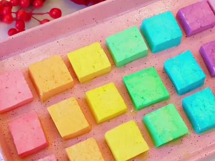 100w人蹲的🌈彩虹霉豆腐做腐乳后续来了!到底成功了吗? 等了15天腐乳终于腌好啦!今天来开盲盒!好神奇哦!因为有这层外壳的包裹,里面的豆腐才不容易散掉!里面豆腐入口即化!就和平时吃到的腐乳差不多,咸辣的味道配粥,应该不错👍
还想看椰椰挑战什么神奇美食?记得评论区留言哦!
#上天入地我最爱吃 #彩虹霉豆腐 #毛豆腐 #霉豆腐